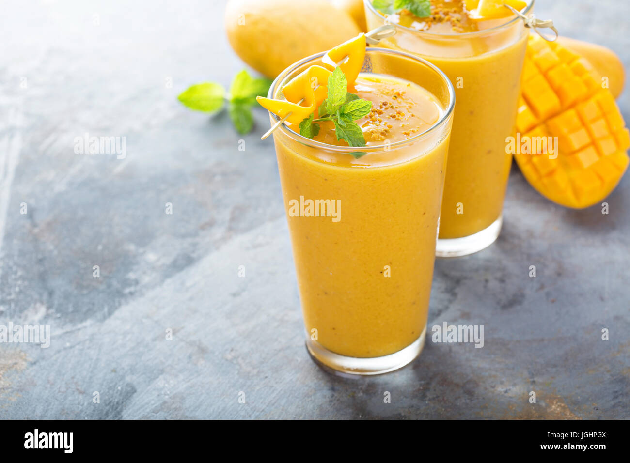 Frullato di mango in bicchieri alti Foto Stock