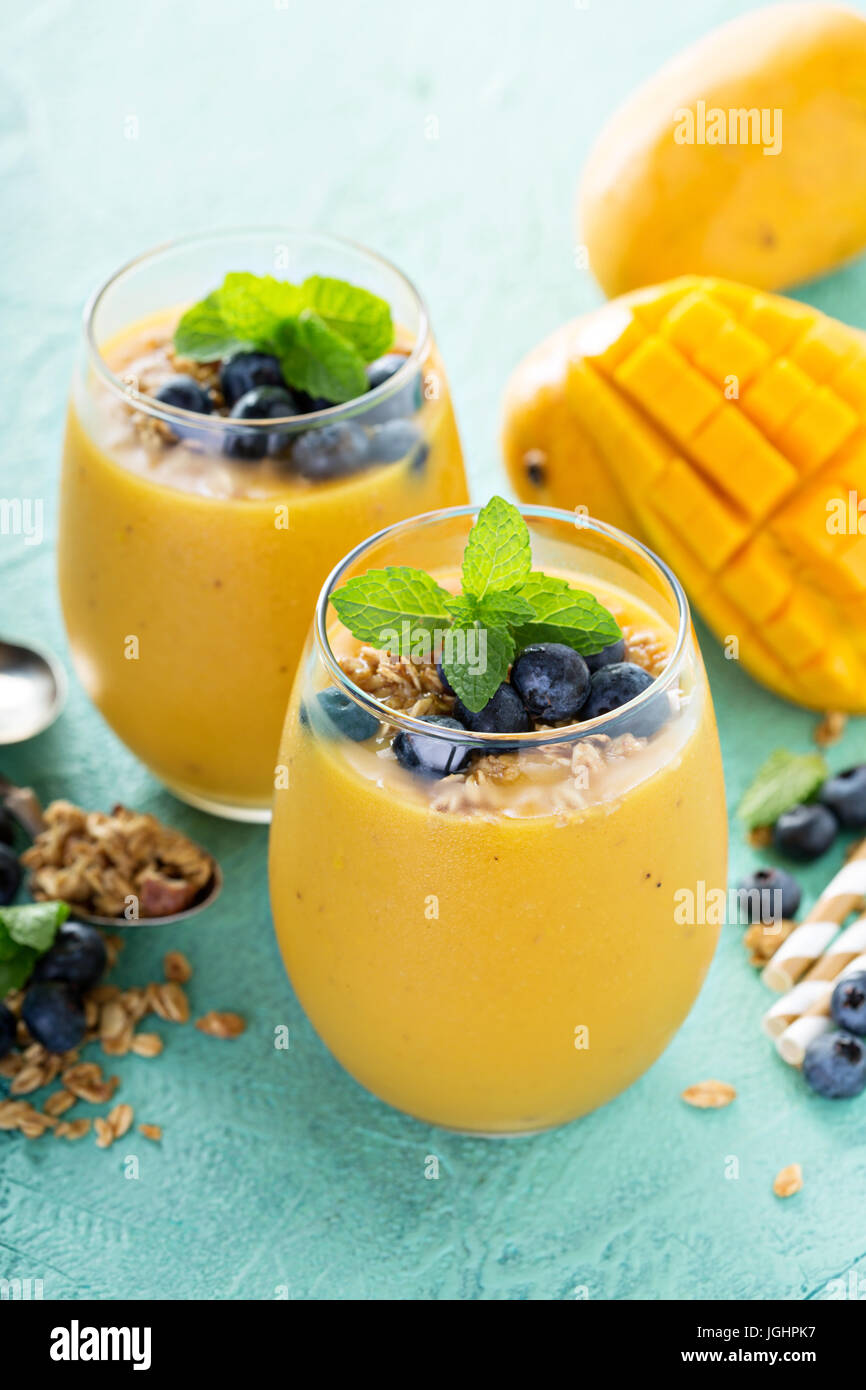 Frullato di mango in bicchieri Foto Stock
