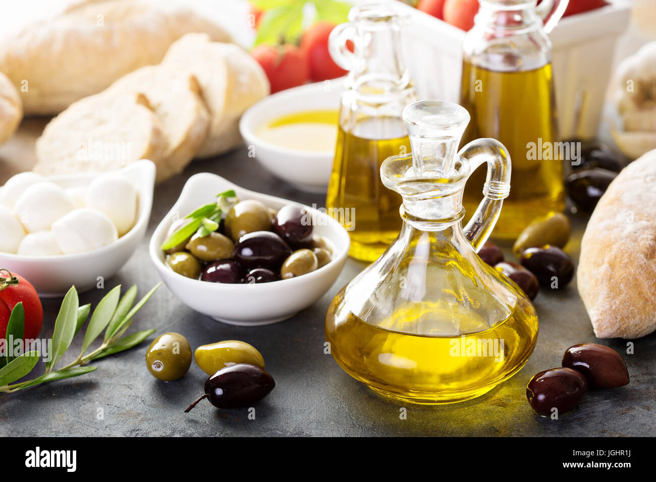 Cucina mediterranea con olio d'oliva, formaggi e pane Foto Stock
