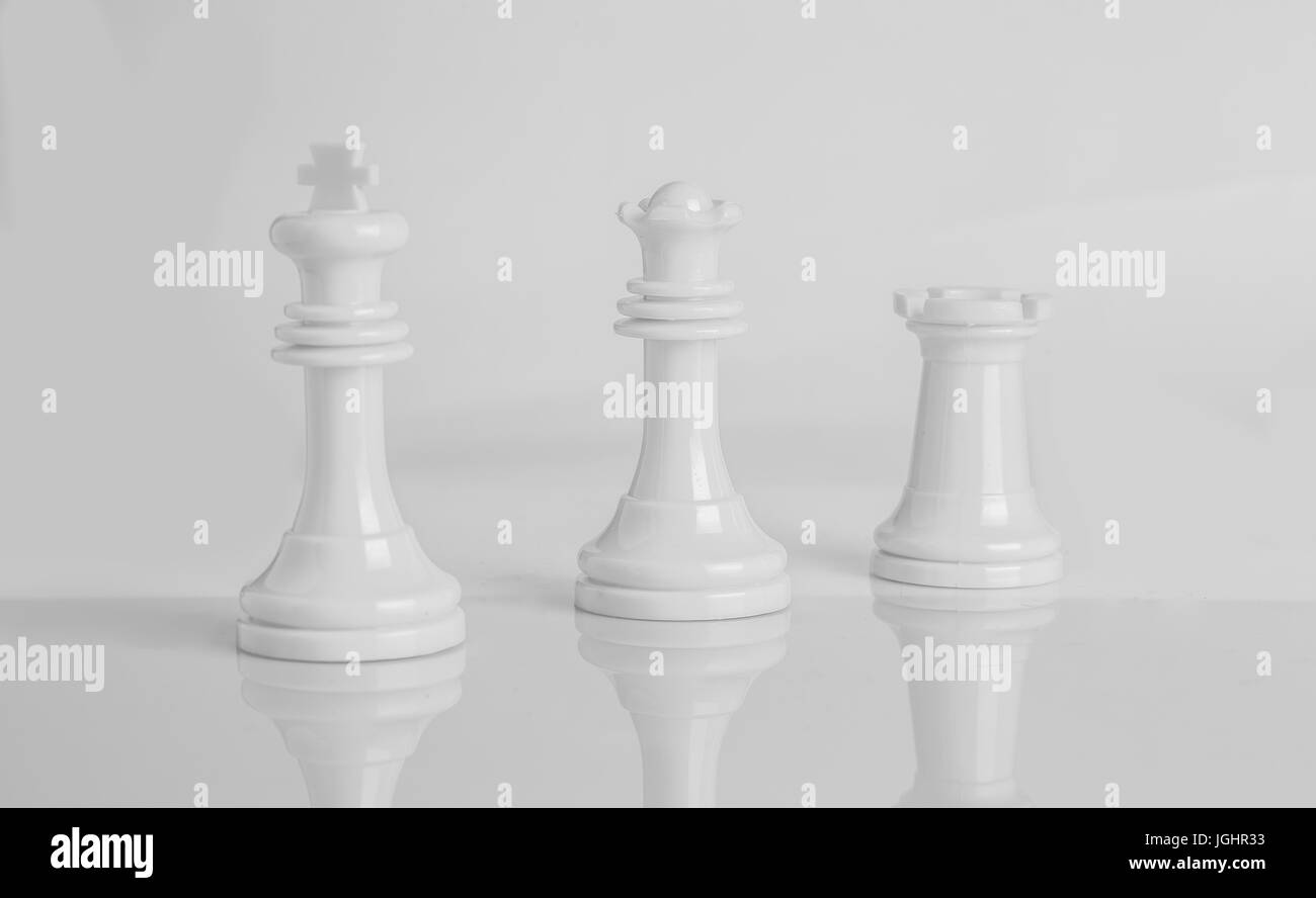 Isolato di pezzi di scacchi in bianco e nero Foto Stock