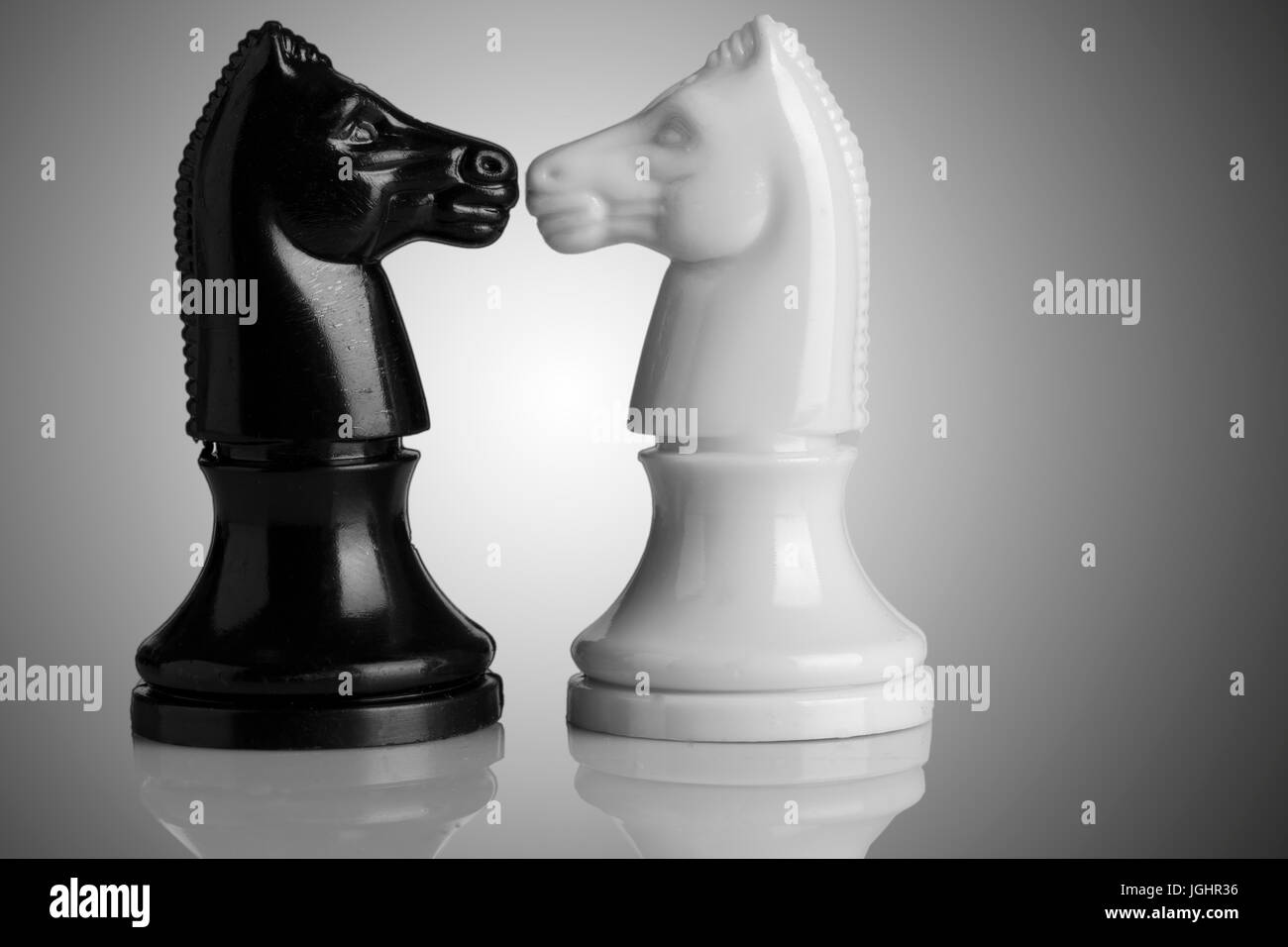 Isolato di pezzi di scacchi in bianco e nero Foto Stock