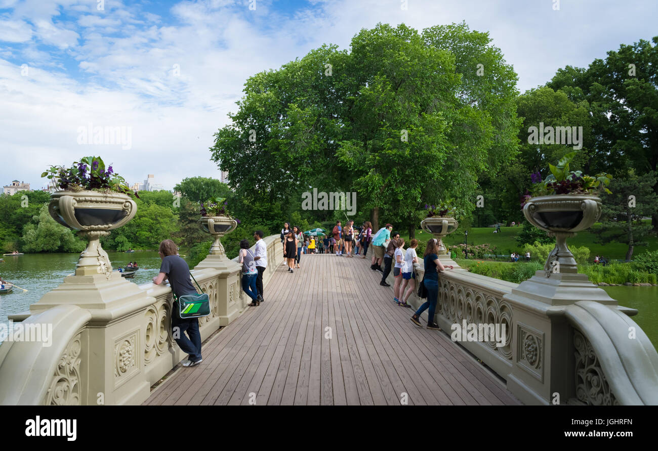 Attraversando il ponte Bow a Central Park. Foto Stock