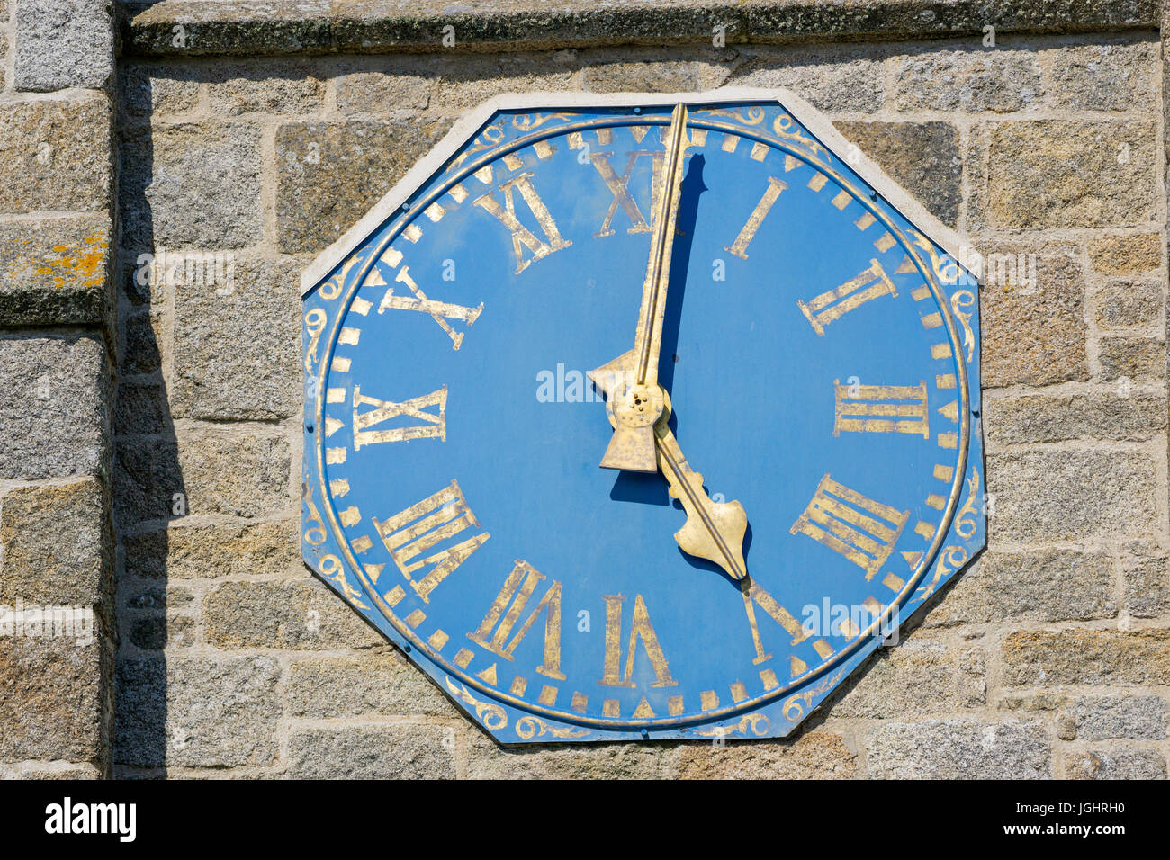 Chiesa di Santa Maria di pianta ottagonale grande orologio. Tempo in un minuto passato cinque, isole Scilly, Cornwall Inghilterra REGNO UNITO Foto Stock