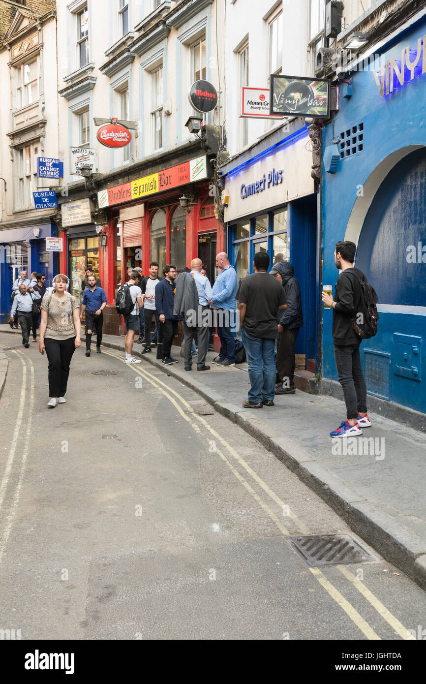 Hanway Street, Off Oxford Street, in procinto di essere allargato per consentire le consegne in un nuovo negozio principale. Foto Stock