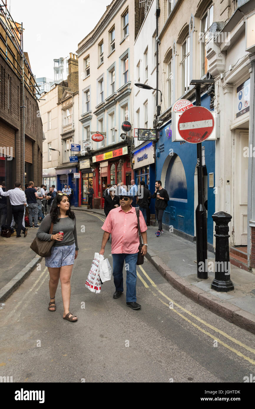 Hanway Street, Off Oxford Street, in procinto di essere allargato per consentire le consegne in un nuovo negozio principale. Foto Stock