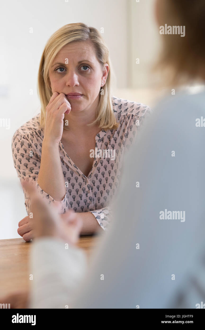 Donna matura a discutere di problemi con consigliere Foto Stock