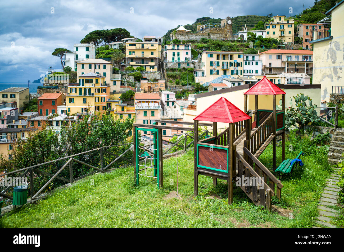 Un parco giochi per bambini a Riomaggiore, una delle cinque città delle  Cinque Terre in Liguria, Italia, con le sue case colorate per appendere la  scogliera Foto stock - Alamy