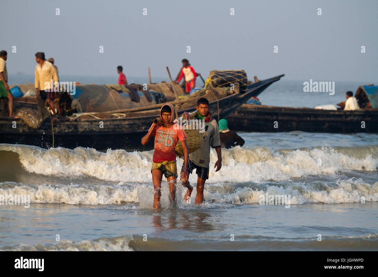 I pescatori portano le loro catture al Dublarchar in Eastern Division della Sundarbans forest. Bagerhat, Bangladesh. Foto Stock