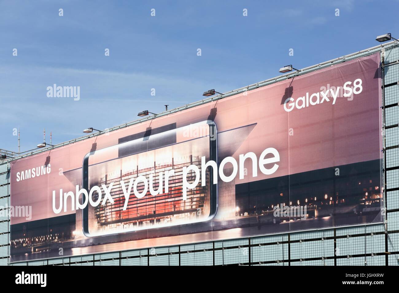 Copenhagen, Danimarca - 18 Maggio 2017: cartelloni pubblicitari per Samsung Galaxy S8 la copertura di una facciata di un edificio Foto Stock