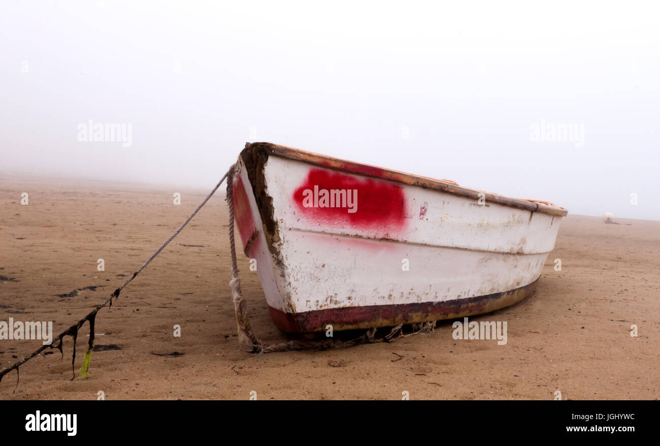 La barca di legno nella sabbia in a Provincetown, Cape Cod, Massachusetts. Foto Stock