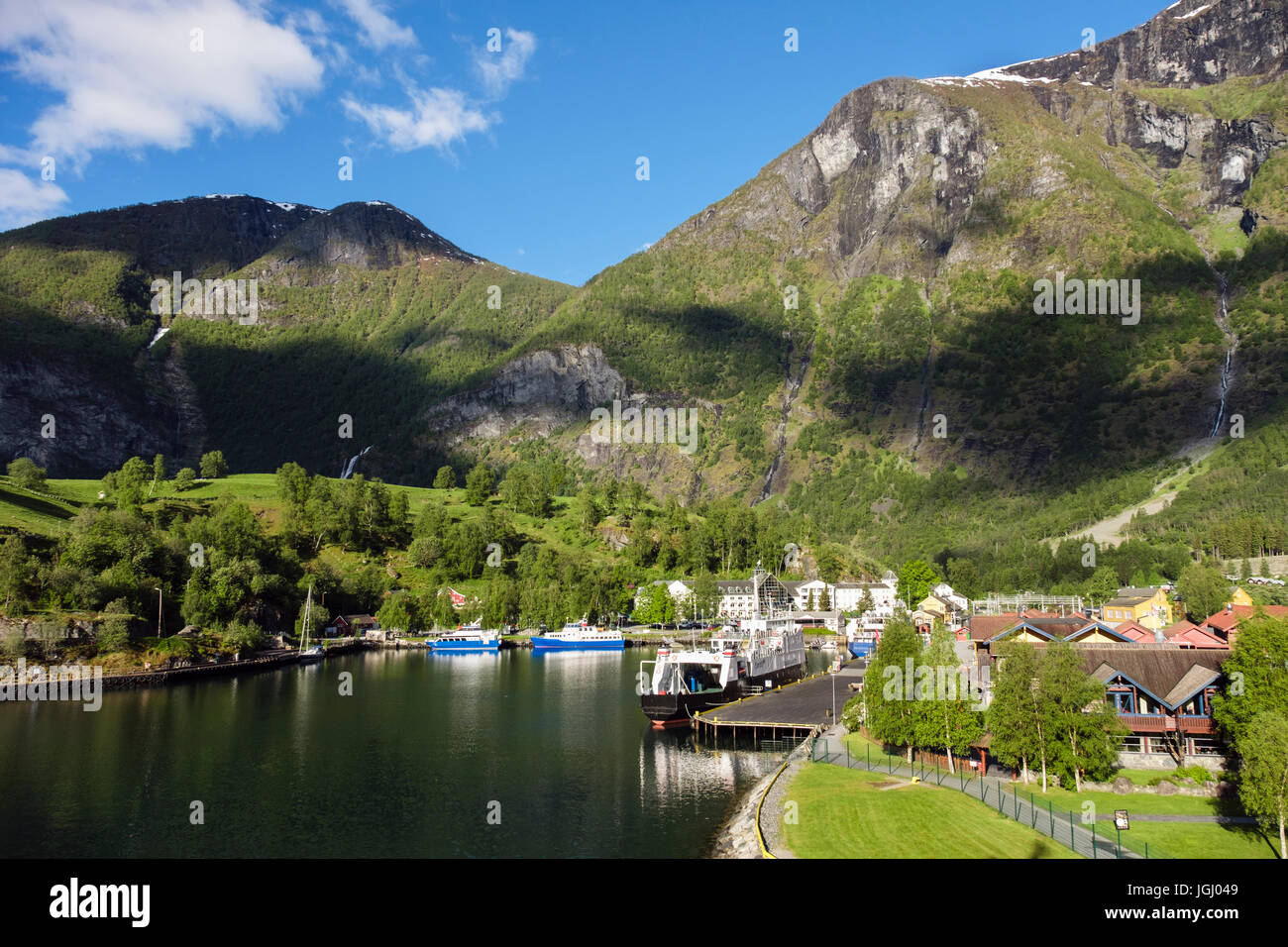 Vista panoramica del villaggio alla fine di Aurlandsfjorden sulla costa ovest di inizio dell'estate. Flam, Aurland, Norvegia e Scandinavia Foto Stock
