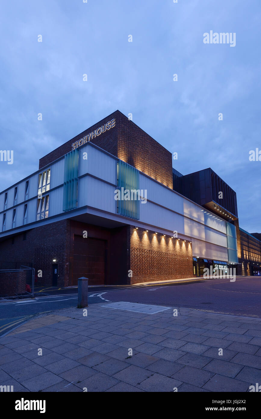 Crepuscolo vista esterna della Storyhouse arts venue in Chester city centre REGNO UNITO Foto Stock