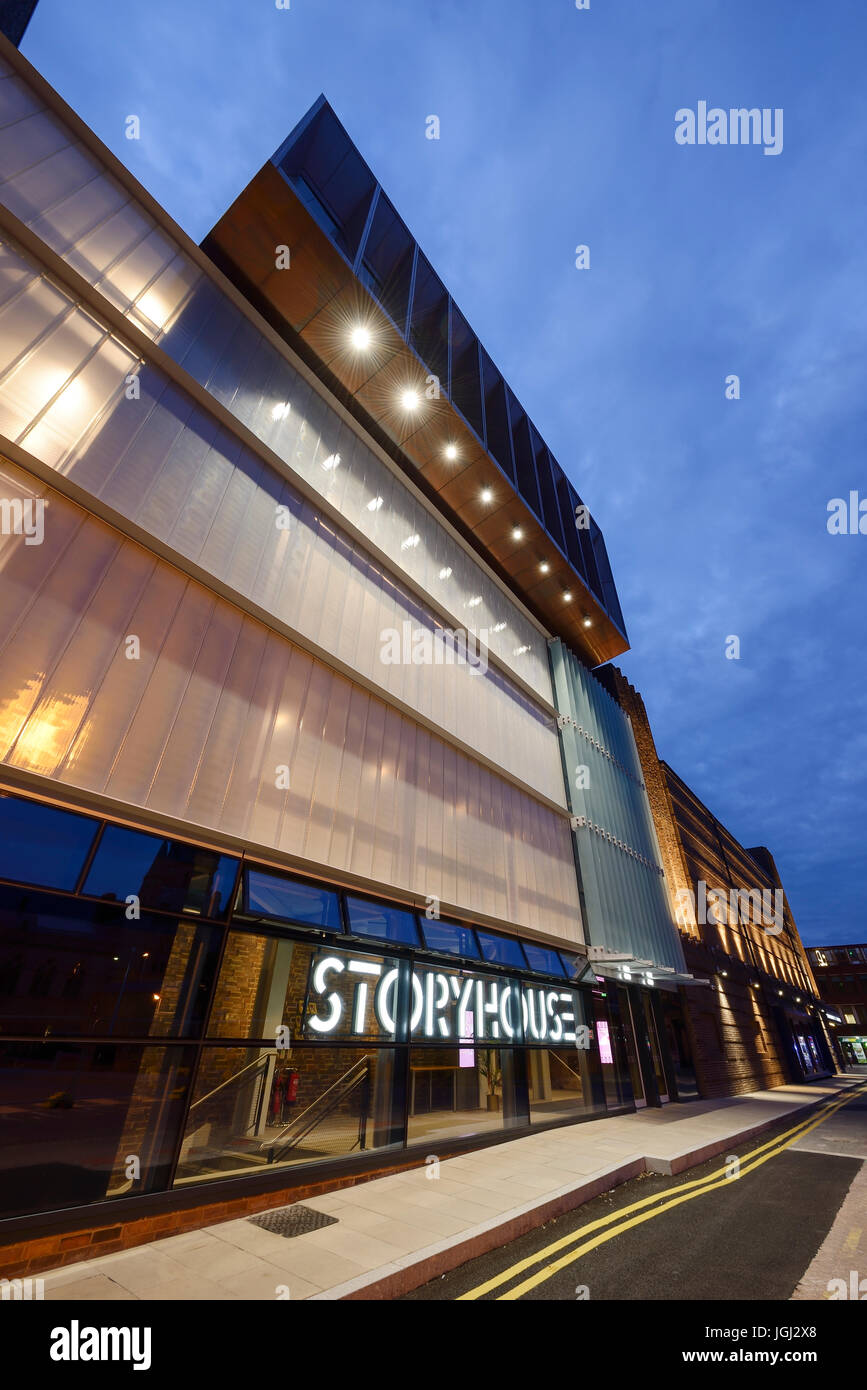 Crepuscolo vista esterna della Storyhouse arts venue in Chester city centre REGNO UNITO Foto Stock