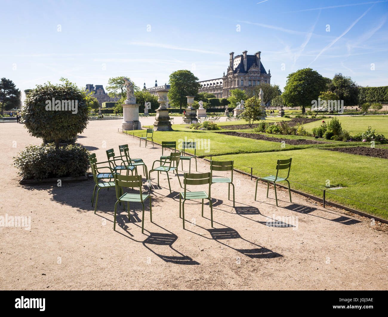 Vista del giardino delle Tuileries a Parigi, Francia, da una mattina di sole con il famoso Prato di metallo sedie e le Flore pavilion del palazzo del Louvre e. Foto Stock