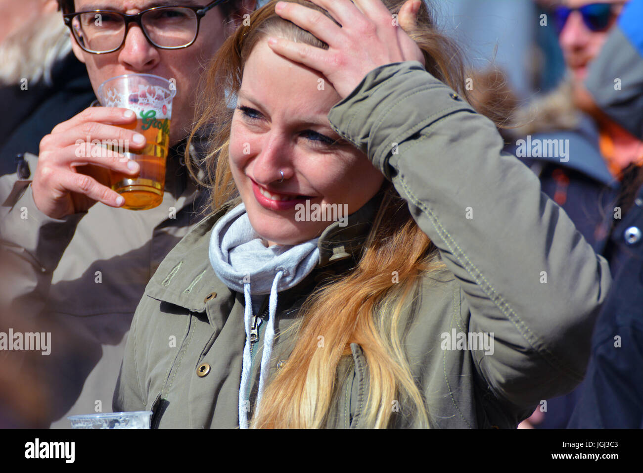 Una ragazza bionda divertirsi e bere su Kingsdad o il re della giornata in Groningen, Paesi Bassi. Foto Stock