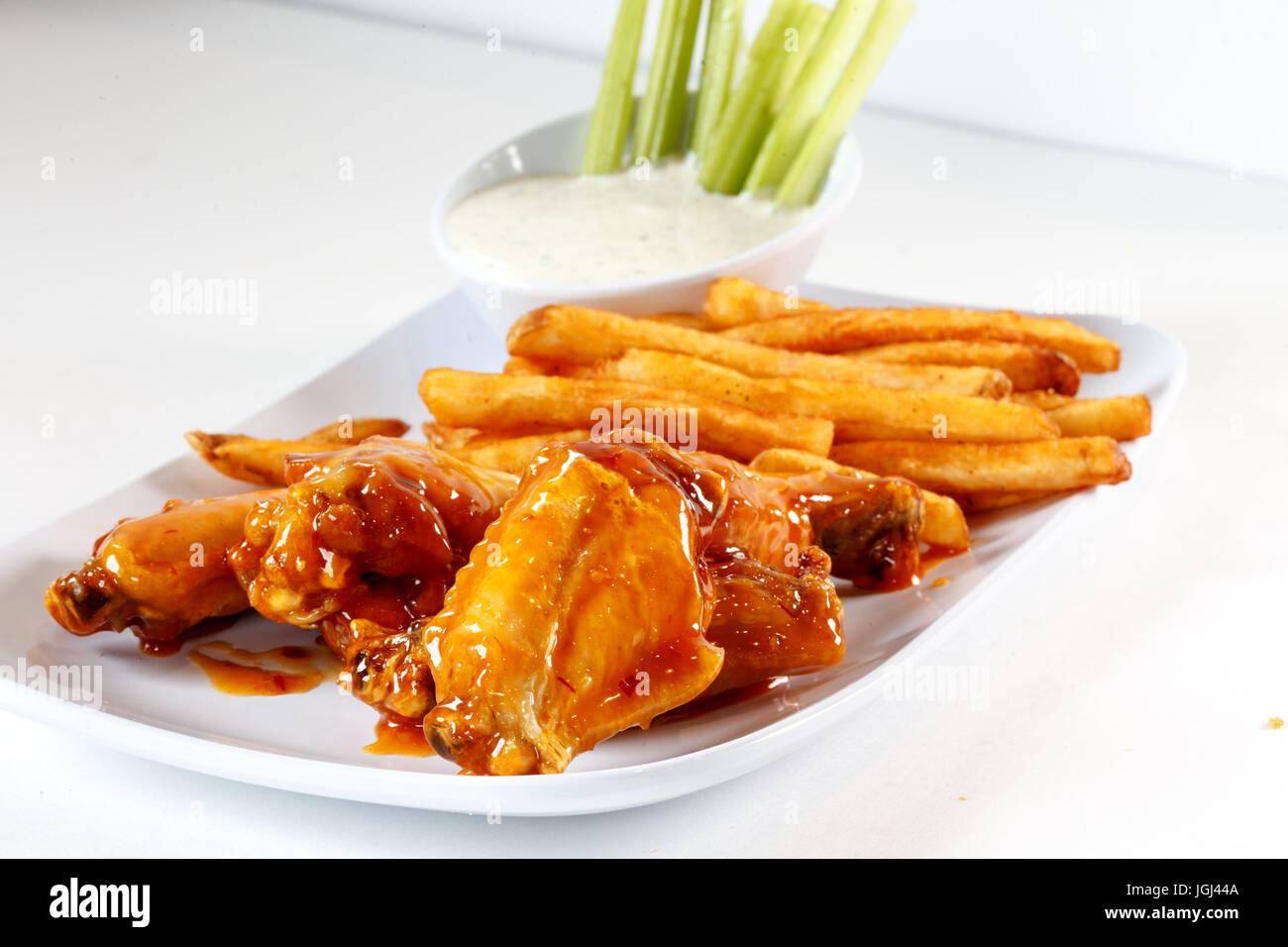 Ali di pollo w/ patate fritte Foto Stock