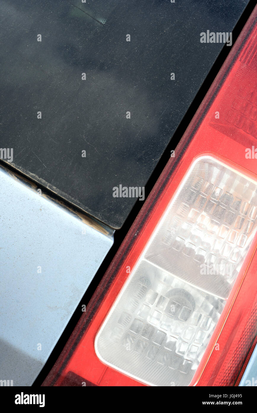 Metallo blu car parti di un lato esterno di uno sconosciuto auto con macchie di sporco e le linee della carrozzeria Foto Stock