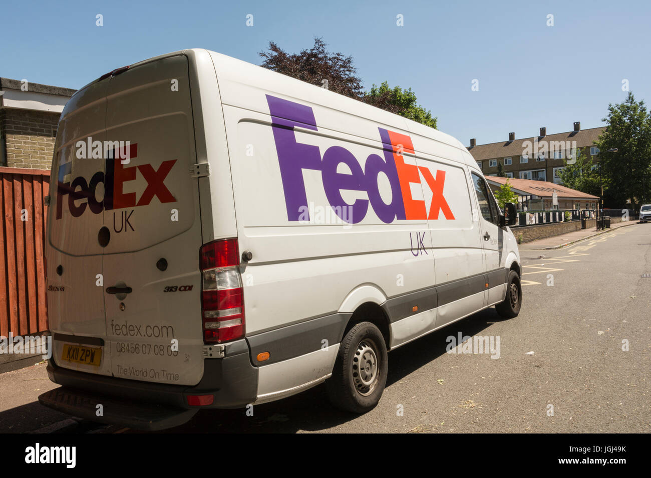 Consegna FedEx van parcheggiato su una strada laterale a Londra, Regno Unito Foto Stock