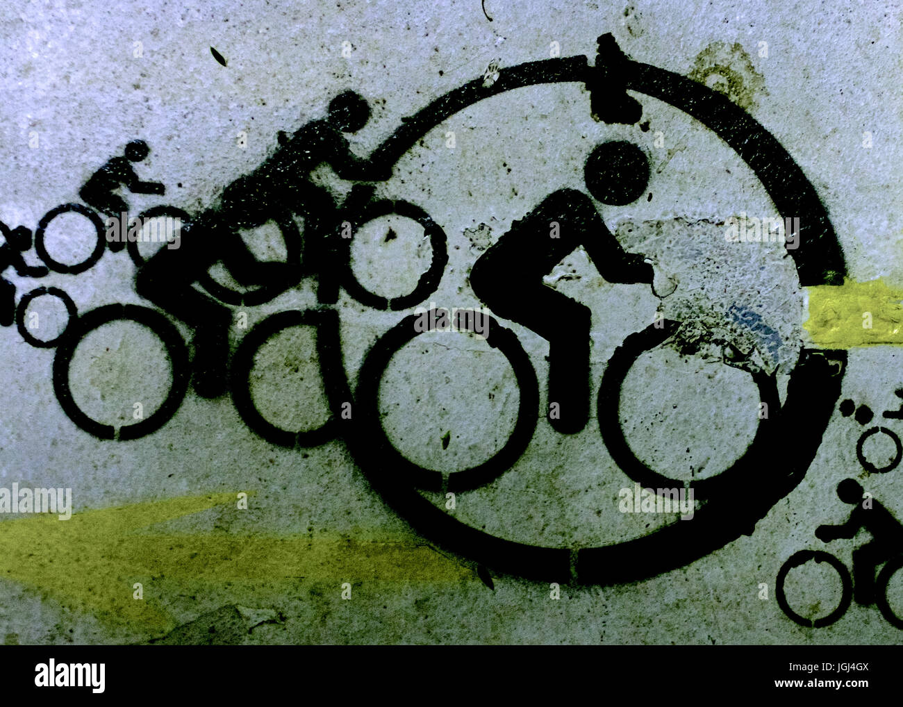 Gruppo di diverse dimensioni di ciclismo nero icone di una persona su una bicicletta dipinta su un vecchio grunge parete urbana in una vista ravvicinata Foto Stock