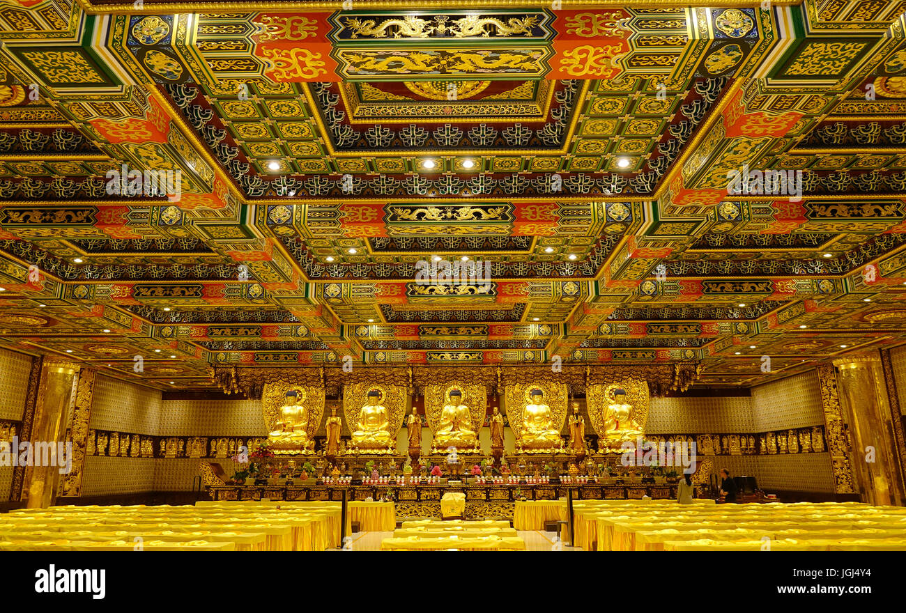 Hong Kong - Mar 31, 2017. All'interno del Monastero Po Lin a Rainy day in Hong Kong. Po Lin è un antico monastero Buddista, situato sulla Ngong Ping Plateau Foto Stock