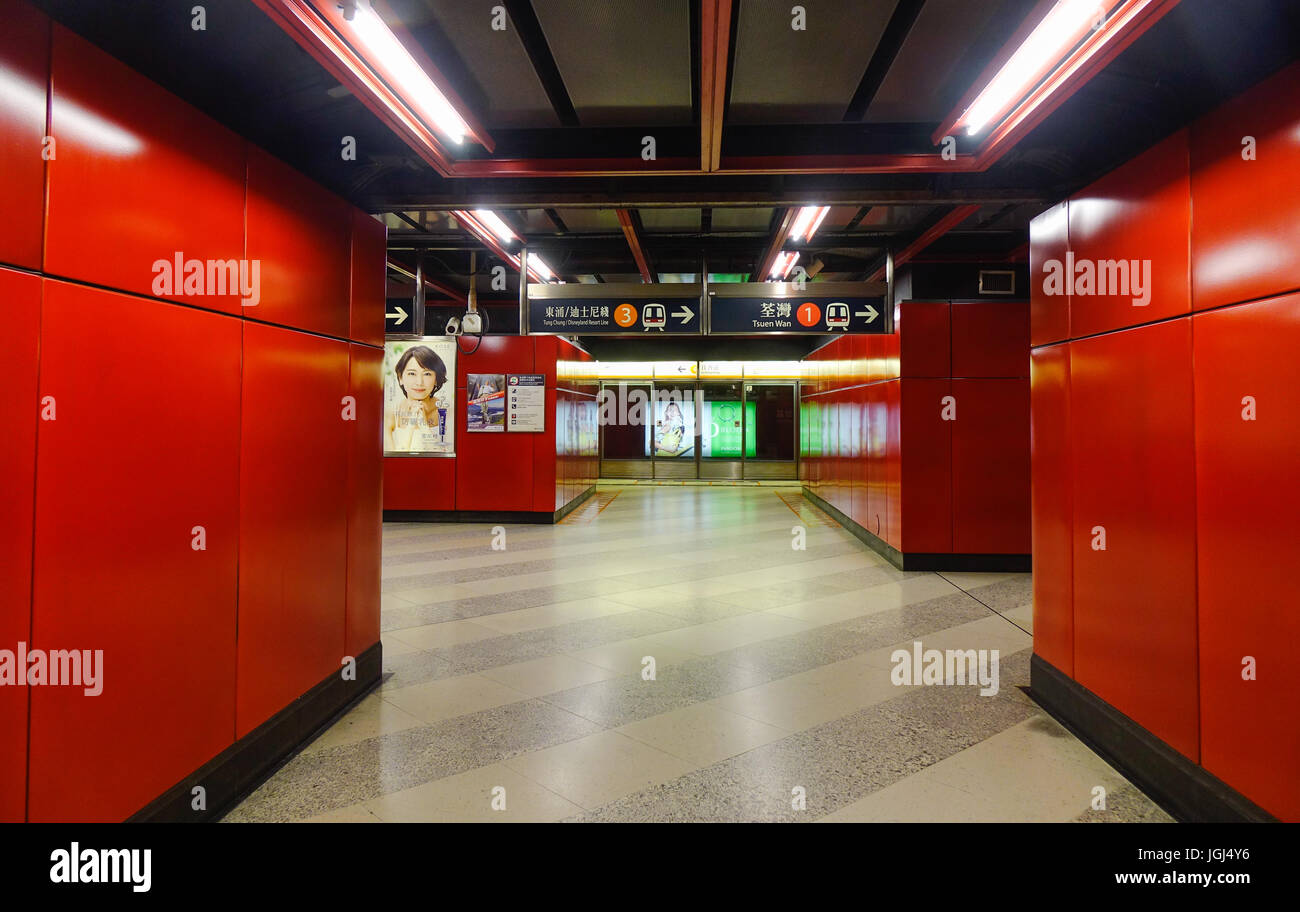 Hong Kong - Mar 31, 2017. La metropolitana dalla stazione di Hong Kong, Cina. Hong Kong è un hub importante in Asia orientale con le connessioni globali per molti o Foto Stock