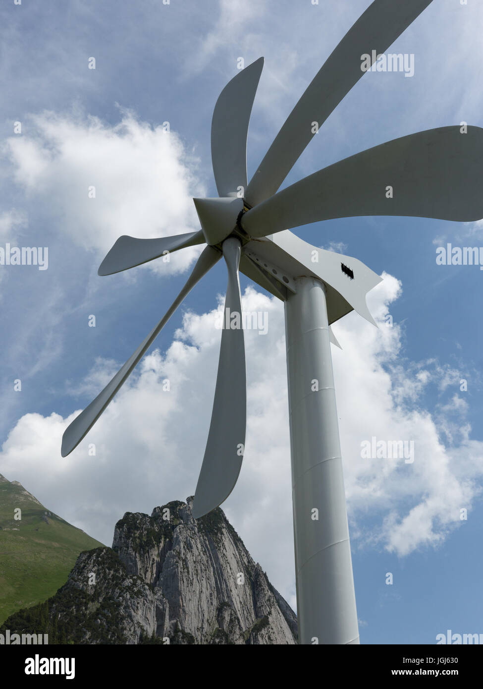 Il mulino a vento di svizzera su una montagna Foto Stock