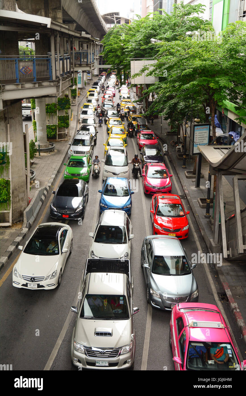 BANGKOK, Thailandia - Luglio 31, 2015. Auto su una strada trafficata nel centro della città di Bangkok, Tailandia. Annualmente una stima di 150.000 nuove vetture aderire fortemente Foto Stock