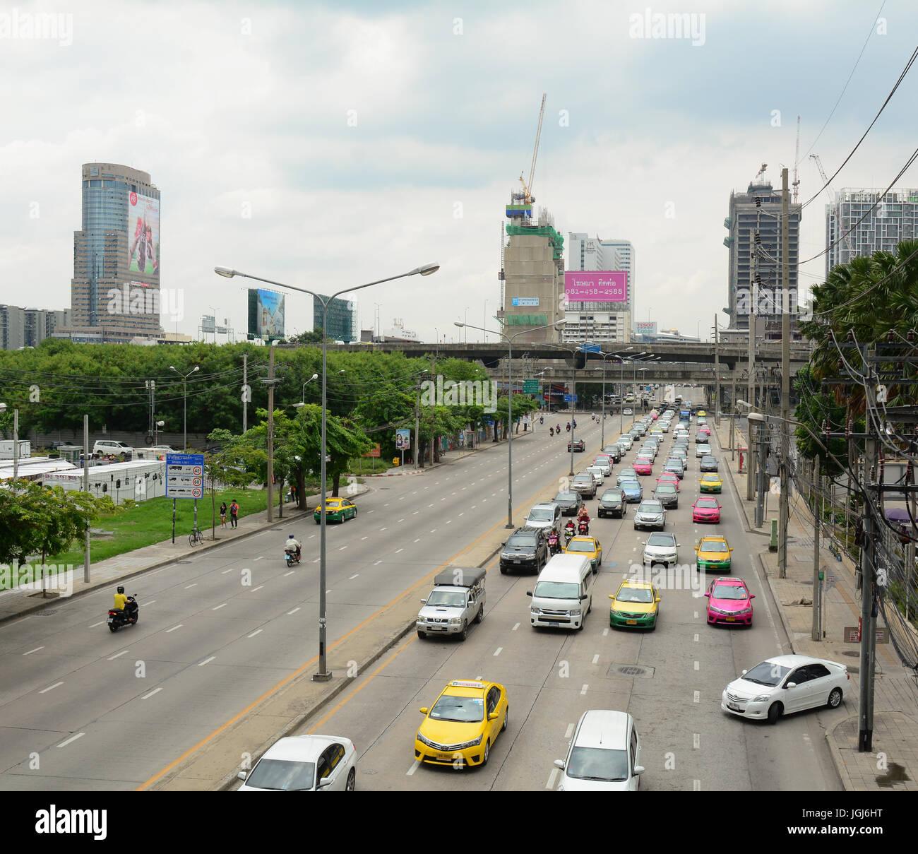 BANGKOK, Thailandia - Luglio 31, 2015. Molte vetture in esecuzione su una strada trafficata nel centro della città di Bangkok, Tailandia. Annualmente una stima di 150.000 nuove vetture joi Foto Stock