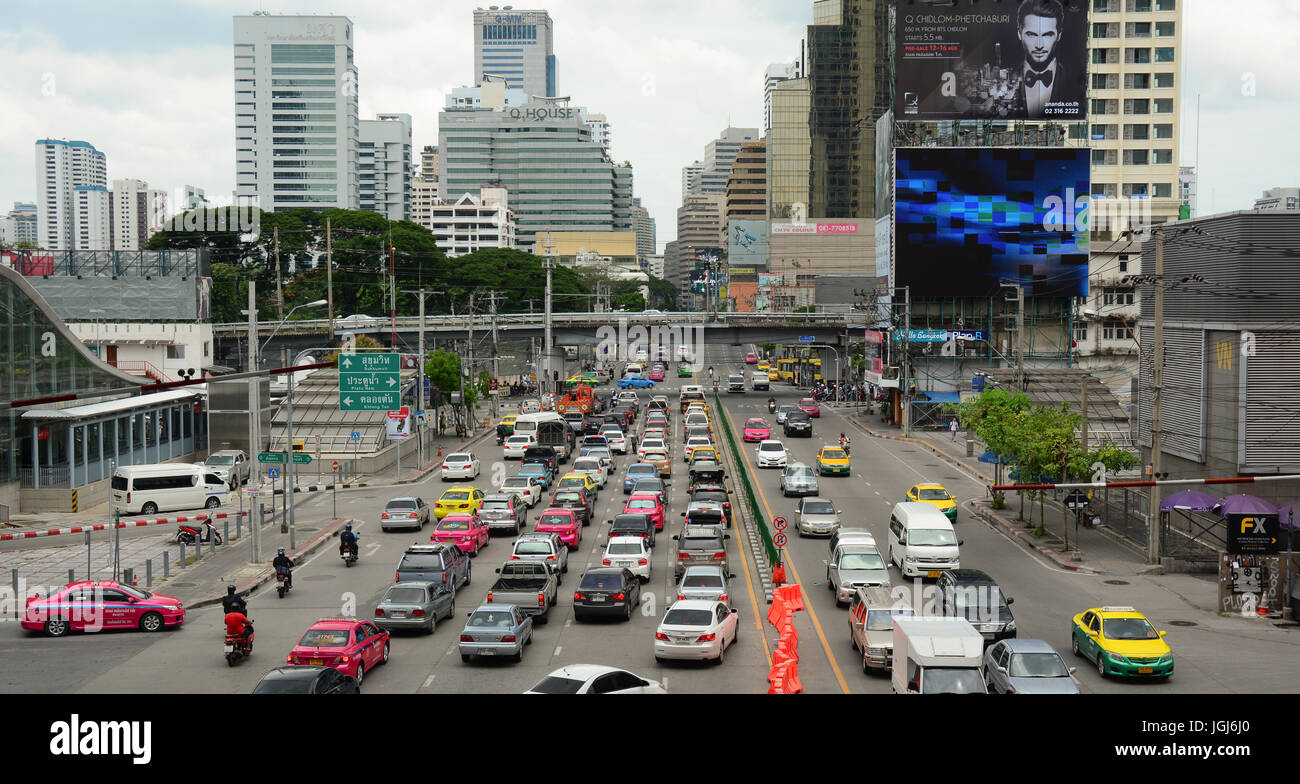 BANGKOK, Thailandia - Luglio 31, 2015. Il traffico si avvicina gridlock su una strada trafficata nel centro della città di Bangkok, Tailandia. Ogni anno un importo stimato in 150.000 auto nuova Foto Stock