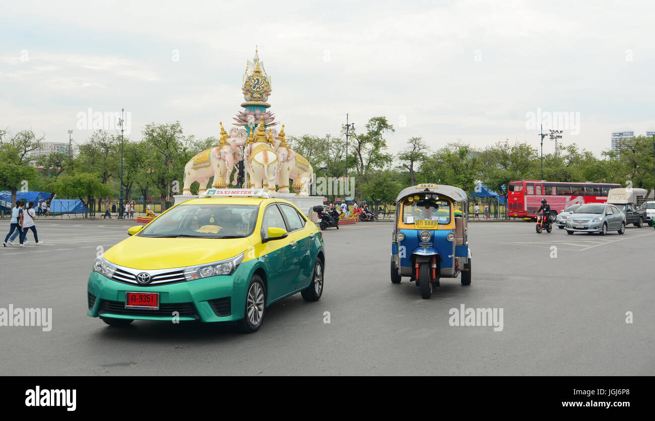 BANGKOK, Tailandia - 30 lug 2015. I taxi viaggiano su una strada trafficata nel centro della città di Bangkok, Tailandia. Annualmente una stima di 150.000 nuove vetture unisciti alla egli Foto Stock