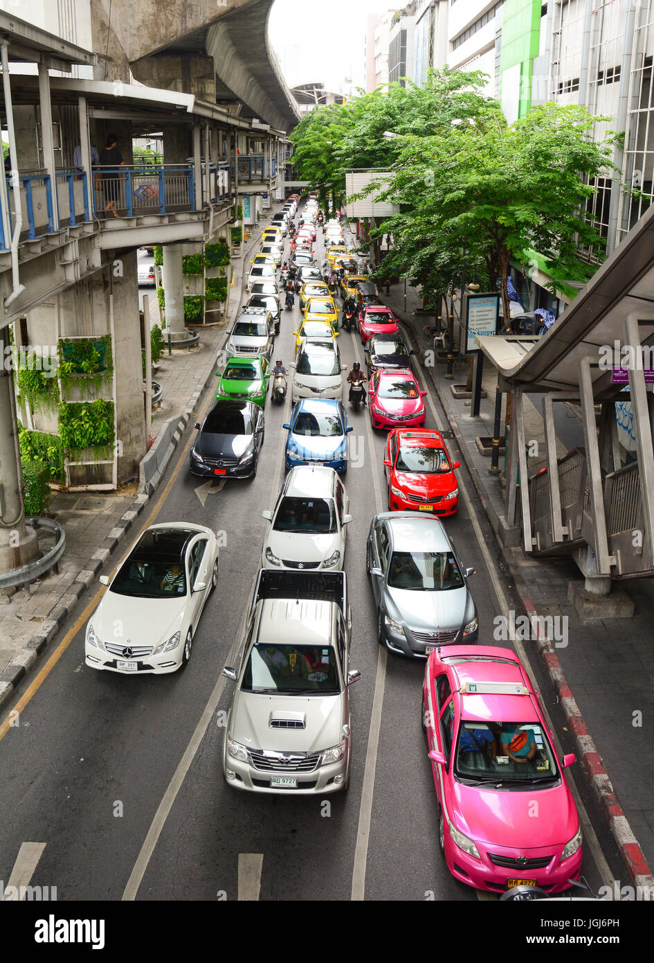 BANGKOK, Thailandia - Luglio 31, 2015. Il traffico si avvicina gridlock su una strada trafficata nel centro della città di Bangkok, Tailandia. Ogni anno un importo stimato in 150.000 auto nuova Foto Stock