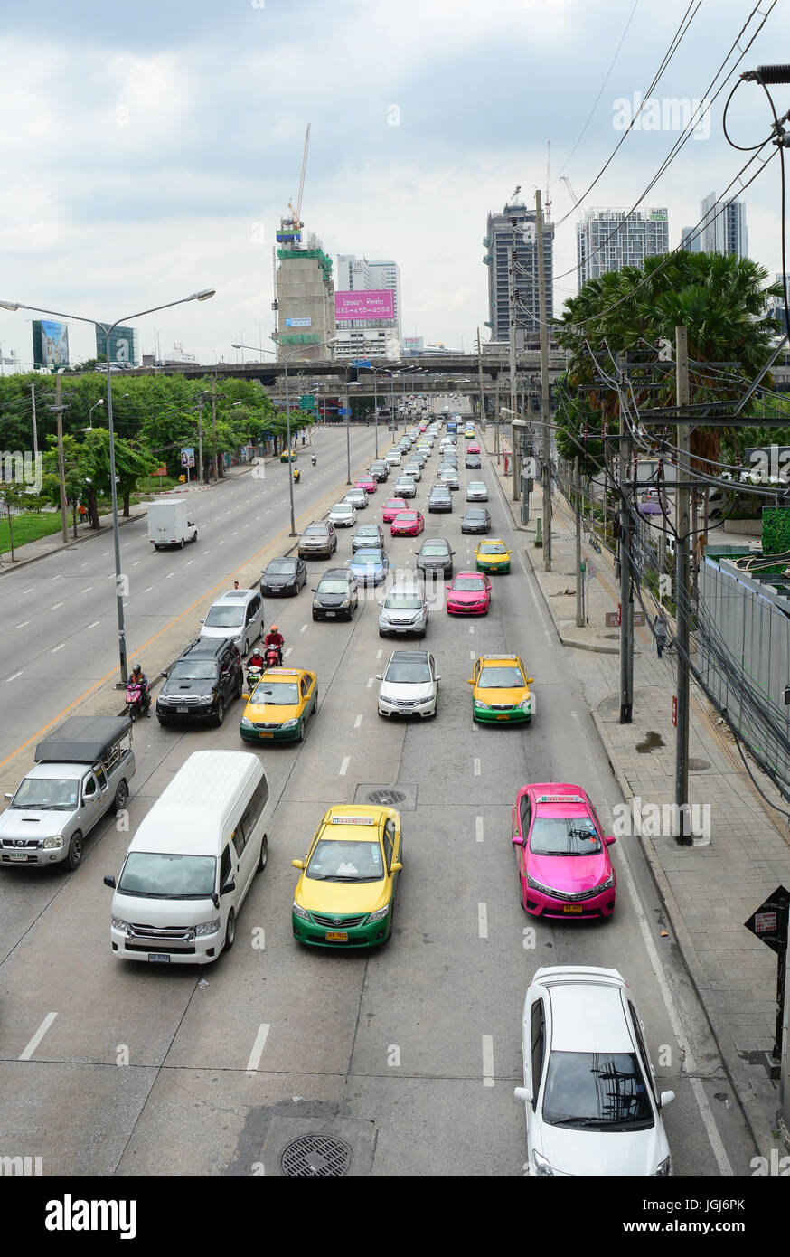 BANGKOK, Thailandia - Luglio 31, 2015. Auto in esecuzione su una strada trafficata nel centro della città di Bangkok, Tailandia. Annualmente una stima di 150.000 nuove vetture partecipa alla Foto Stock