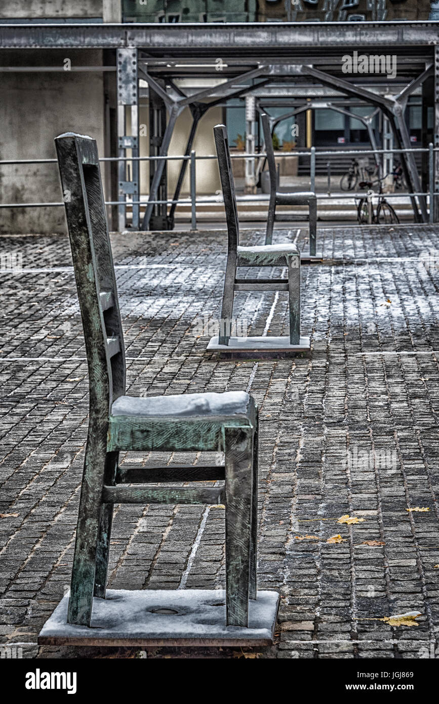 Ghetto Piazza degli Eroi con le sue 33 memorial di sedie in ghisa e bronzo. Le sedie simboleggiano la tragedia degli ebrei polacchi nel Ghetto Foto Stock