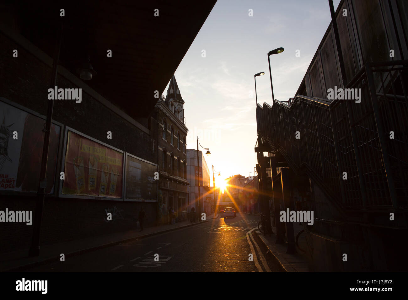 Tramonti a ovest, Atlantic Road, Brixton, South London, England, Regno Unito Foto Stock
