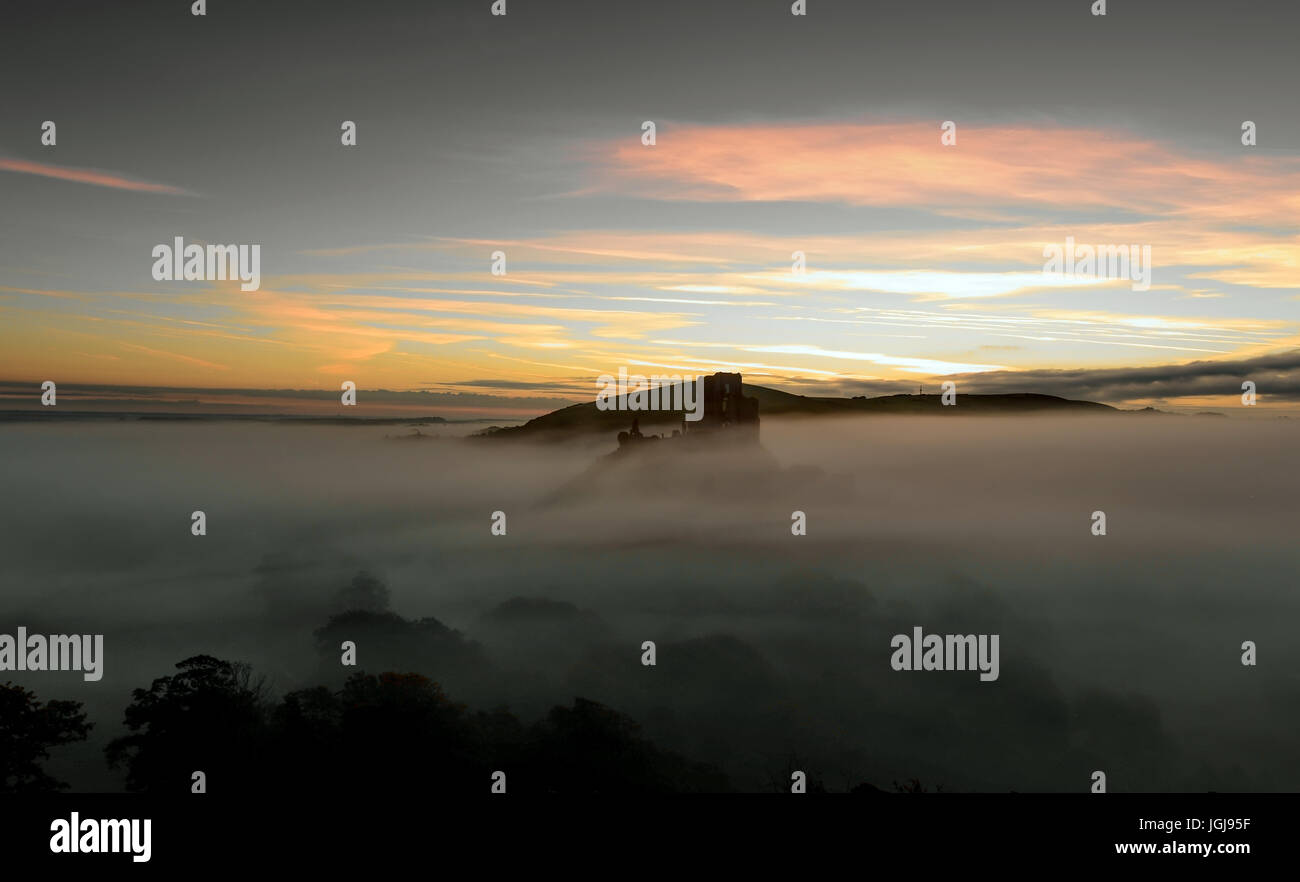 Corfe Castle nella nebbia di mattina Foto Stock