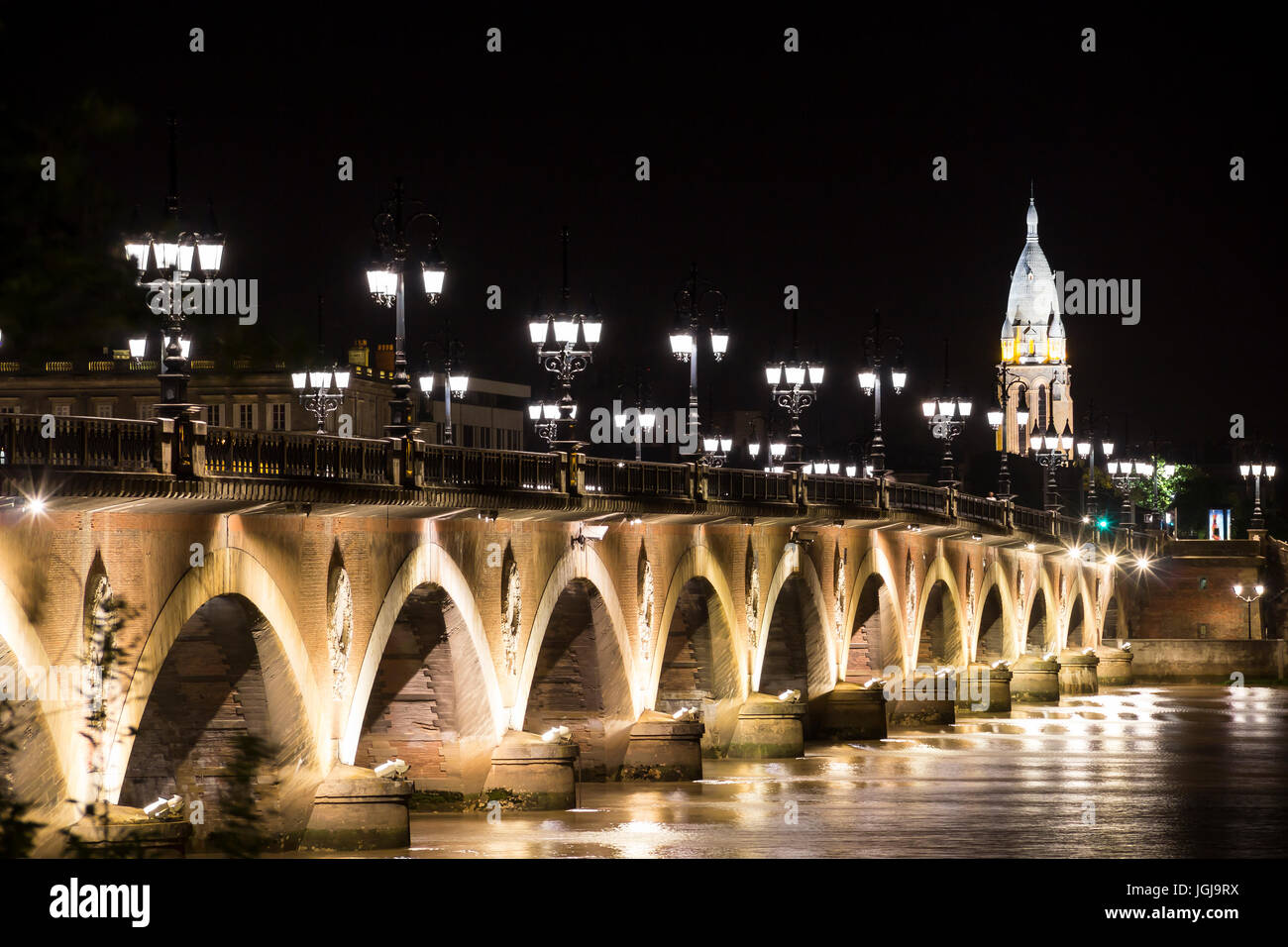 Pont de Pierre (ponte di pietra) di notte, Bordeaux, Francia Foto Stock