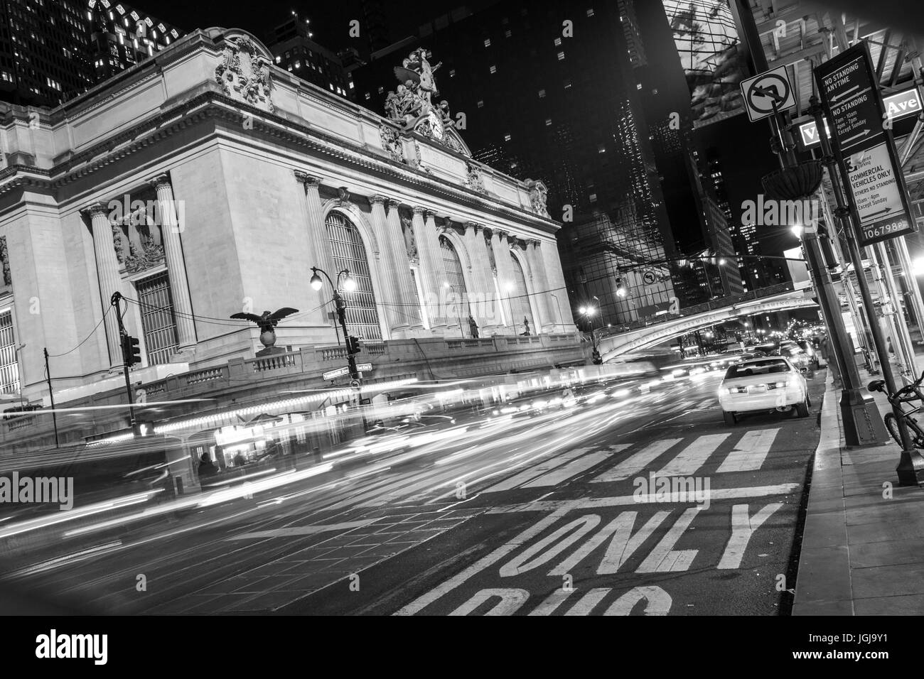 42Nd street in Manhattan contiene due dei più edifici iconici di NYC, la Grand Central Station e il Chrysler building Foto Stock