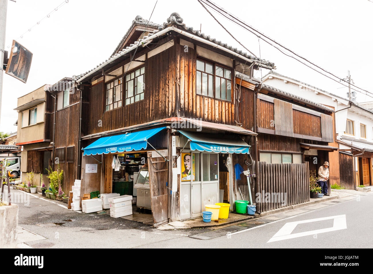 Architettura tradizionale stile in legno a due piani fish monger shop su un angolo di strada trasversale nella cittadina rurale di Tatsuno, Giappone. Foto Stock