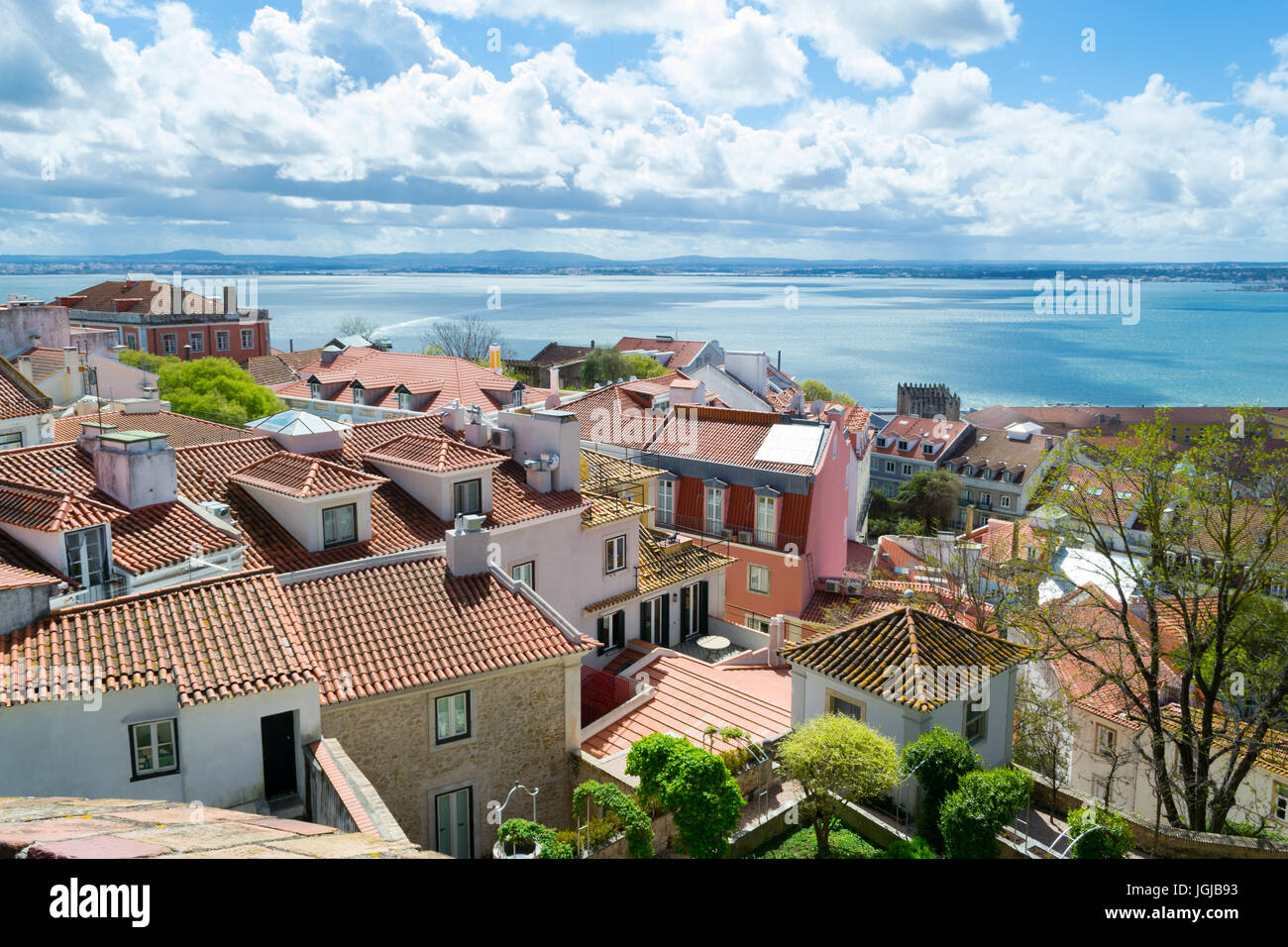 Castelo de Sao Jorge è situato sulla cima di una collina affacciato sulla storica di Lisbona (Portogallo) Foto Stock