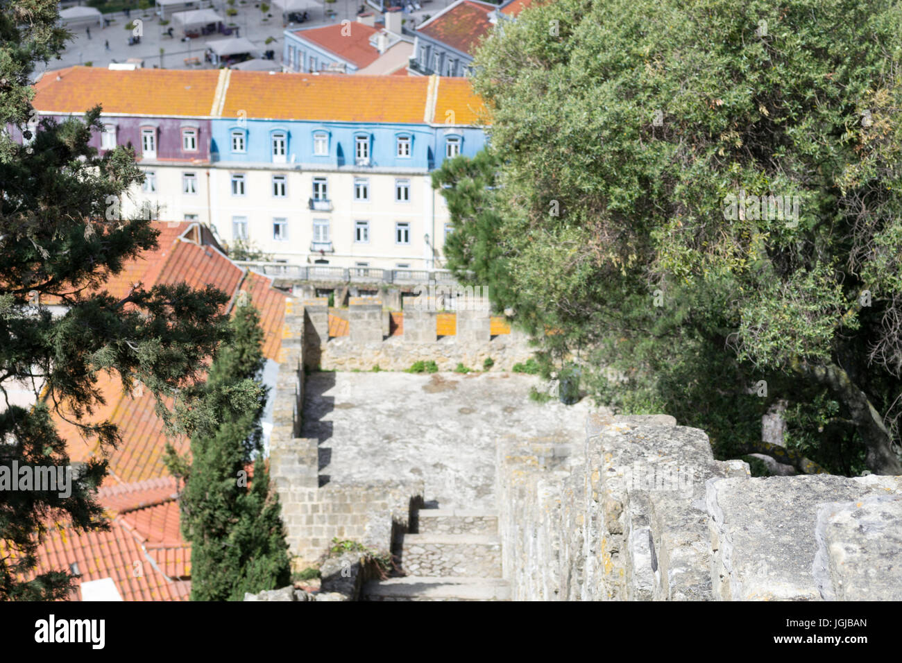 Castelo de Sao Jorge è situato sulla cima di una collina affacciato sulla storica di Lisbona (Portogallo) Foto Stock