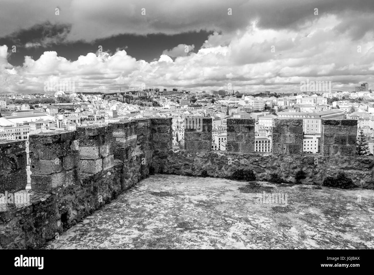 Castelo de Sao Jorge è situato sulla cima di una collina affacciato sulla storica di Lisbona (Portogallo) Foto Stock