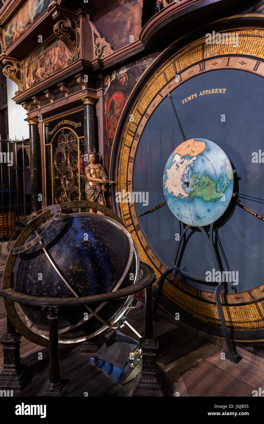 L'orologio astronomico nella cattedrale di Strasburgo nella città di Strasburgo nella regione francese dell'Alsazia. Il 18m orologio astronomico è uno dei larg Foto Stock