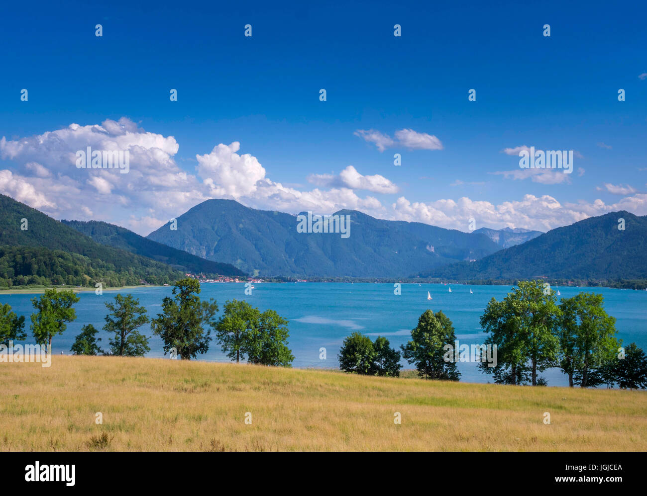 Il lago di Tegernsee con Wallenberg montagna, Alta Baviera, Baviera, Germania, Europa Foto Stock