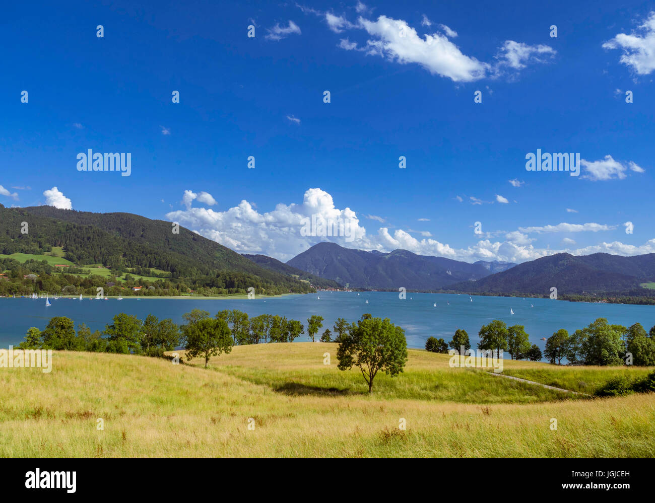 Il lago di Tegernsee con Wallenberg montagna, Alta Baviera, Baviera, Germania, Europa Foto Stock