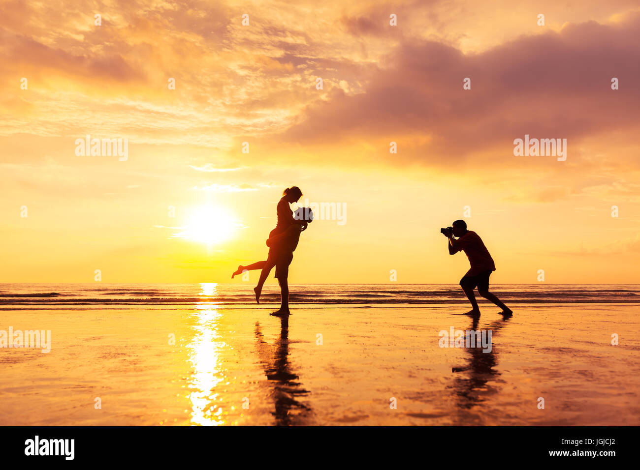 Fotografo a fotografare un amorevole giovane sulla spiaggia in estate Foto Stock