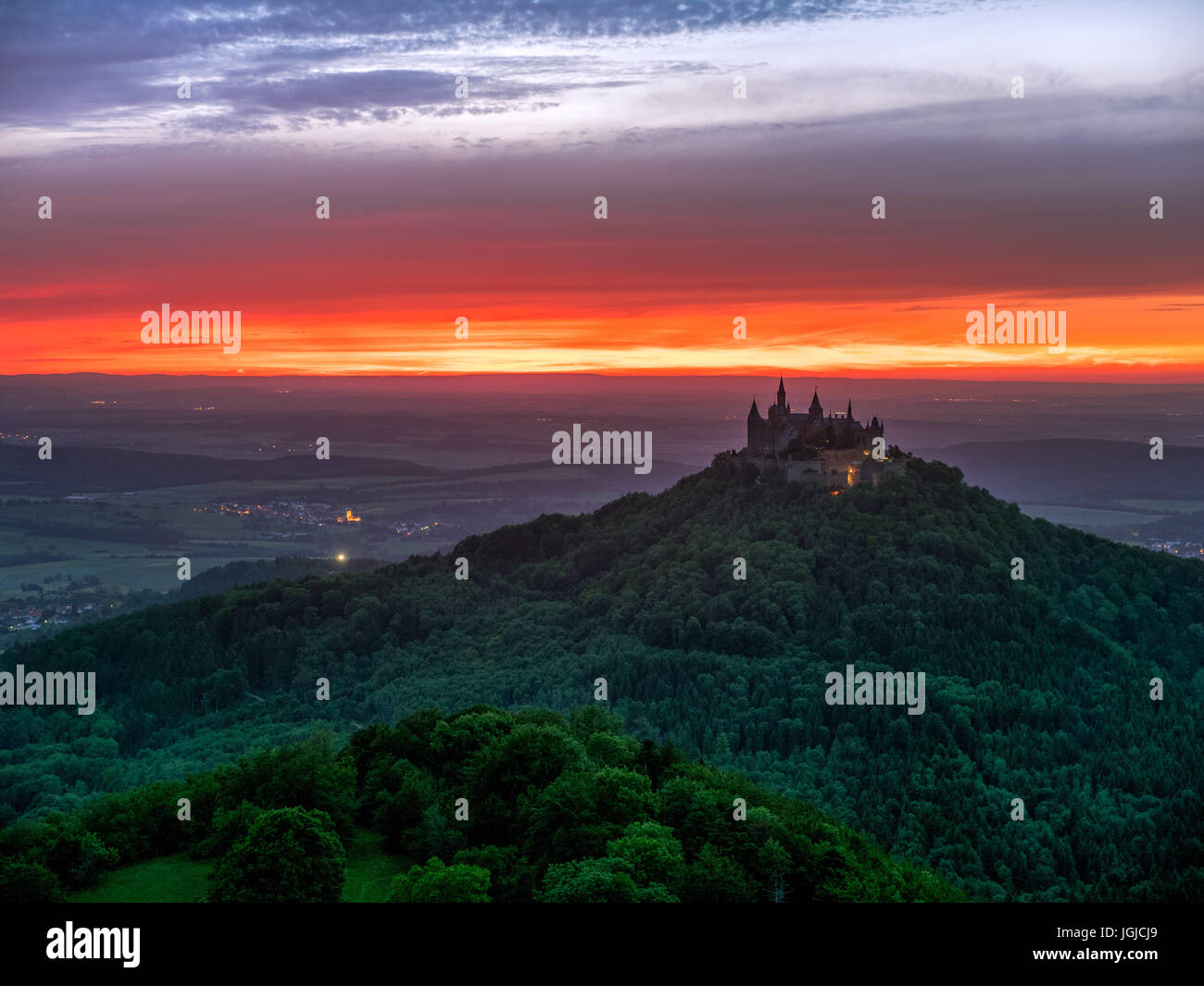 Atmosfera serale con il tramonto vicino a Burg Hohenzollern Castello Svevo, Baden-Wuerttemberg, Germania, Europa Foto Stock