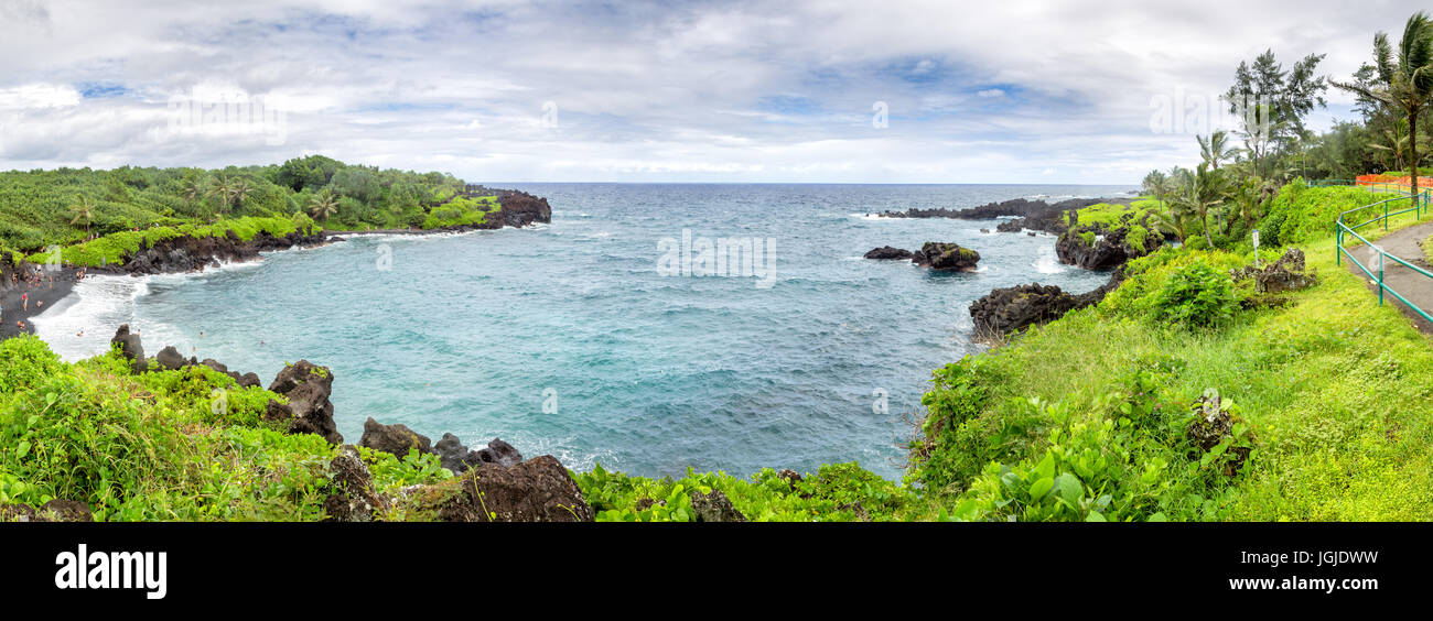Waianapanapa spiaggia di sabbia nera vicino a Hana a Maui, Hawaii, Stati Uniti d'America. Foto Stock