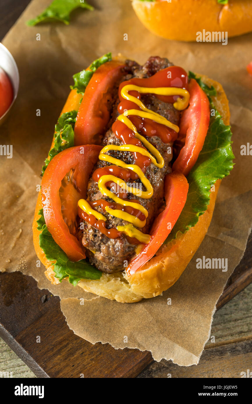 In casa Burger Hot Dogs con Letttuce Tomato Ketchup Foto Stock