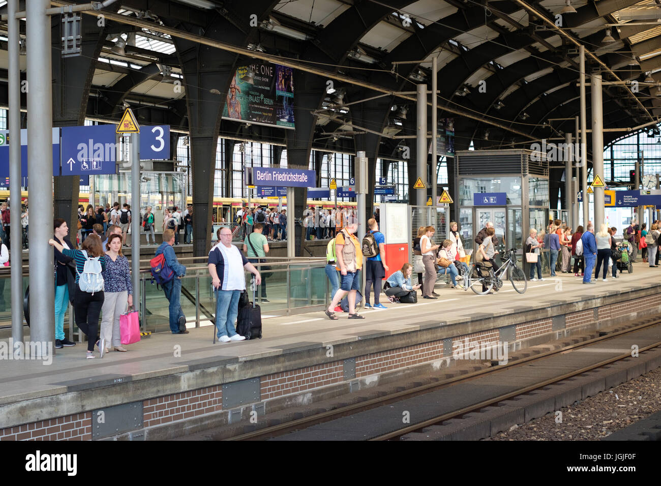 Berlino, Germania - Luglio 06, 2017: persone in attesa per il treno sulla piattaforma presso la stazione del treno Friedrichstrasse a Berlino, Germania Foto Stock
