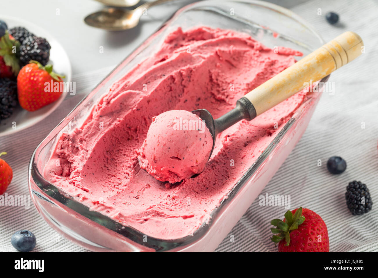 Dolci fatti in casa Berry gelato pronto a mangiare Foto Stock